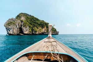 paseos en barco por los mares e islas, viajes en un barco de cola larga foto