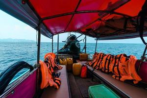 paseos en barco por los mares e islas, viajes en un barco de cola larga foto