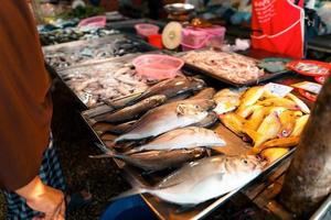 mercado de pescado en krabi, mariscos crudos en un mercado cerca del mar tropical foto