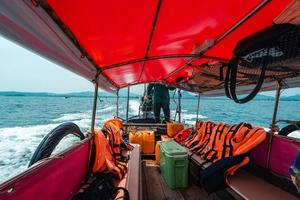 viaje en barco, vistas a la isla y al mar desde un barco de cola larga foto