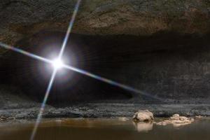 la luz a través de la cueva foto