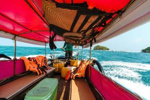 paseos en barco por los mares e islas, viajes en un barco de cola larga foto