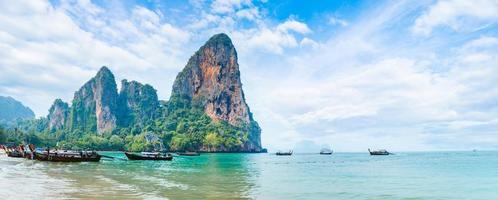 playa de railay, playa y paisajes de montaña rocosa en verano foto