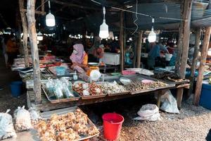 mercado de pescado en krabi, mariscos crudos en un mercado cerca del mar tropical foto