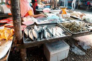 mercado de pescado en krabi, mariscos crudos en un mercado cerca del mar tropical foto