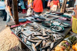 mercado de pescado en krabi, mariscos crudos en un mercado cerca del mar tropical foto