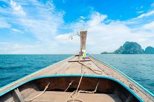 viaje en barco, vistas a la isla y al mar desde un barco de cola larga foto