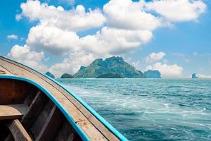 viaje en barco, vistas a la isla y al mar desde un barco de cola larga foto