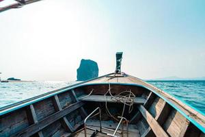 paseos en barco por los mares e islas, viajes en un barco de cola larga foto