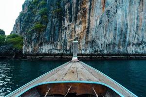 paseos en barco por los mares e islas, viajes en un barco de cola larga foto