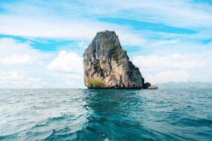 isla de montaña rocosa en el mar foto