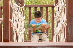 los niños leen libros foto