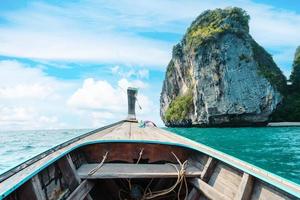 paseos en barco por los mares e islas, viajes en un barco de cola larga foto