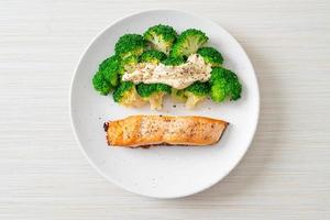 filete de salmón a la parrilla con brócoli foto