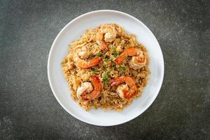 arroz frito al ajillo con gambas foto