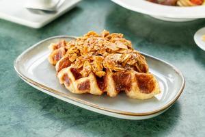 croffles con almendras y caramelo - tendencia gastronómica que combina la palabra croissant y waffle foto