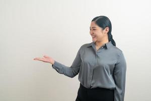 mujer asiática con la mano apuntando al fondo foto