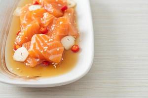 salmón fresco crudo marinado shoyu o salmón en escabeche salsa de soja foto