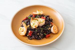 stir-fried black spaghetti with garlic and shrimps photo