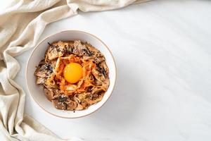 tazón de arroz bulgogi de cerdo con kimchi y huevo en escabeche coreano