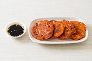 panqueque de kimchi coreano o kimchijeon - huevo frito mixto, kimchi y harina foto