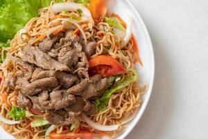 Ensalada picante de fideos instantáneos con cerdo foto