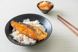 tazón de arroz con salmón a la parrilla con salsa de soja foto
