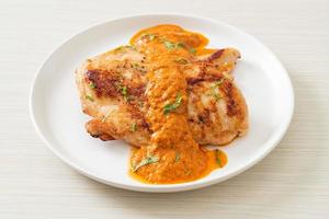 Filete de pollo a la plancha con salsa de curry rojo
