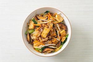 fideos salteados con tofu y verduras foto
