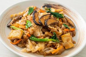 fideos salteados con tofu y verduras foto