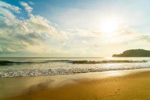 hermoso mar de playa al amanecer o al atardecer foto