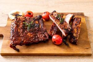 costillas de cerdo a la parrilla a la parrilla foto