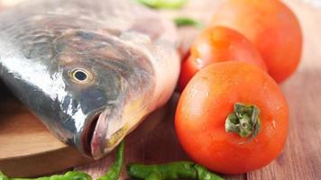 poisson frais cru sur une planche à découper pour préparer la cuisson sur table , video