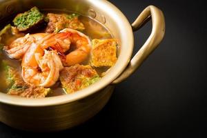 sopa agria de pasta de tamarindo con gambas y tortilla de verduras foto