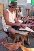Lanzarote, Islas Canarias, España, 2005. fabricante de taburetes mostrando sus productos a los turistas que pasan
