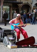 Mantova, Italia, 27 de marzo de 2010, artista callejero tocando música rock con una guitarra eléctrica en el distrito histórico del centro de Mantova. busking en el concepto de calle. Italia