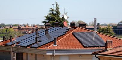 Paneles solares para la producción de energía eléctrica renovable. concepto de energía alternativa foto
