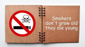 Los fumadores no envejecen, mueren jóvenes. cita inspiradora y motivadora. dejar de fumar concepto. foto