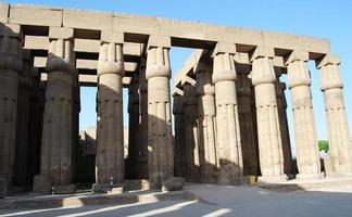 pilares y columnatas en el templo de luxor. Egipto foto