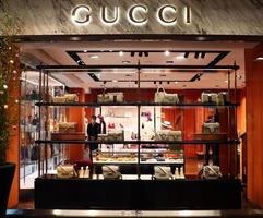 bolonia, italia, 16 de abril de 2022, exterior de la tienda gucci en galleria cavour, famoso centro comercial de lujo en bolonia. Italia foto