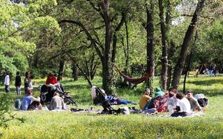 bolonia, italia, 18 de abril de 2022, gente relajándose en el césped del parque. descansando juntos en el parque después de la pandemia. Bolonia, Italia. foto