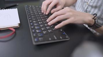 Nahaufnahme einer professionellen Benutzerin, die auf einer drahtlosen Tastatur tippt, online im Heimbüro arbeitet, mit PC-Technologie arbeitet, Online-Bildungskonzept studiert, Cloud-Daten soziale Netzwerkmedien video