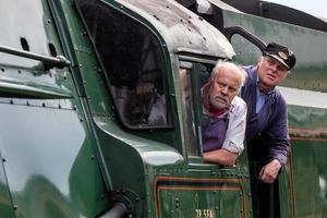 Horsted Keynes, West Sussex, Reino Unido, 2011. La tripulación del tren de vapor en busca de la cabina.