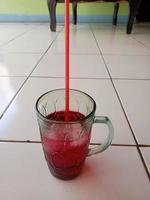 foto de bebida fanta roja con hielo