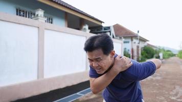 um idoso asiático com dores no peito e nas costas, sofrendo de ataque cardíaco, mãos apertando o peito com dificuldade em respirar de dor aguda, idosos e condição de doença física video