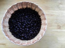 grano de café asiático orgánico en cesta de mimbre. foto