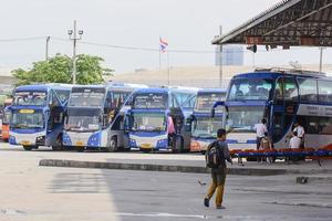 la estación de autobuses en la ciudad de bangkok, tailandia foto