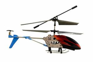 el helicóptero de juguete sobre un fondo blanco. foto