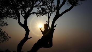 silueta de los hombres al atardecer en el fondo de la naturaleza. foto