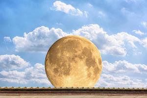 planeta luna en el cielo azul foto